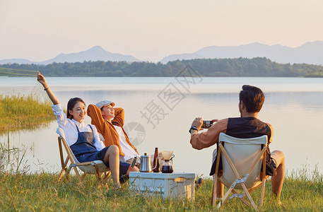 露营篝火年轻人户外露营拍照背景