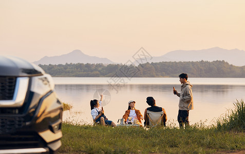 年轻人傍晚在湖边聚会聊天图片素材