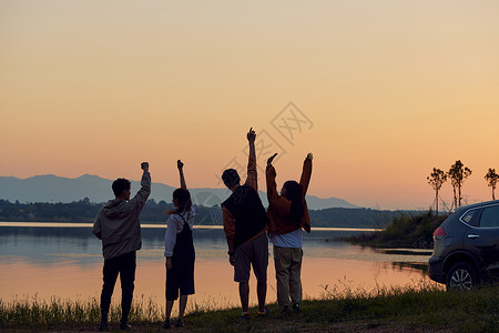 旅游聚餐年轻人傍晚户外湖边背影背景