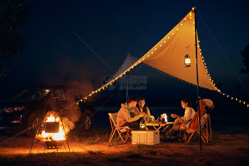 年轻朋友夜晚户外野营聚会图片
