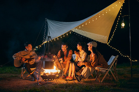 旅游聚餐年轻人夜晚露营篝火派对背景