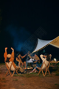 年轻人夜晚露营篝火派对高清图片