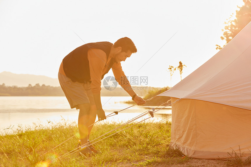 年轻男性户外露营搭帐篷图片