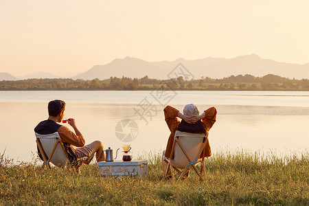 情侣咖啡年轻情侣坐在湖边享受大自然背景