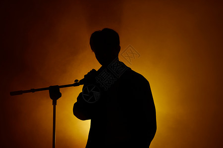 男性歌手唱歌轮廓剪影图片素材