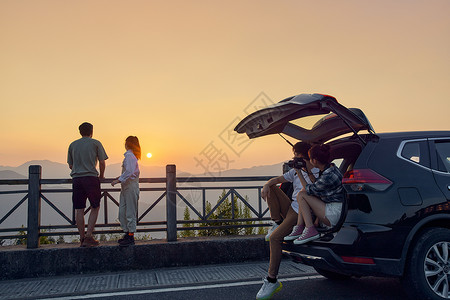 青年男女自驾旅行看夕阳图片