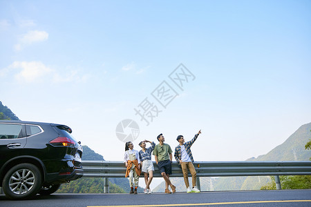 青年男女假日自驾旅行高清图片