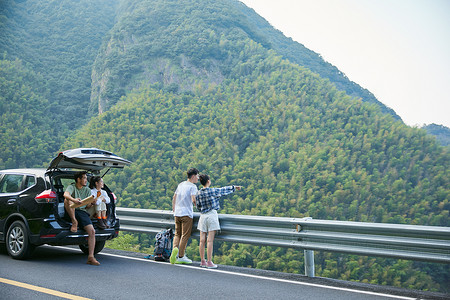 年轻人假日自驾旅行图片