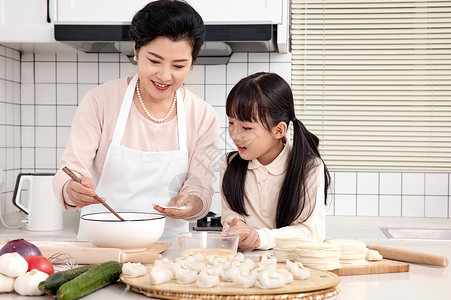 奶奶教孙女如何包饺子图片