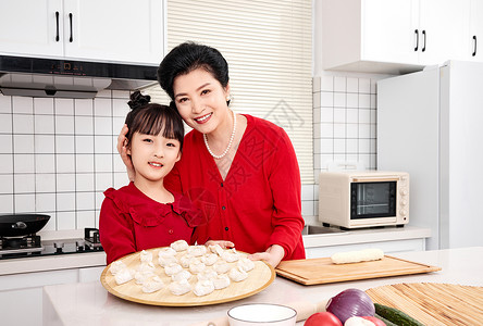 奶奶孙女厨房包饺子形象图片