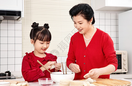 奶奶孙女厨房包饺子高清图片