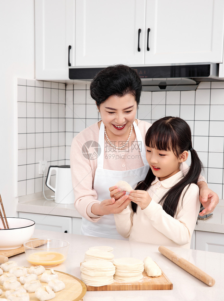 奶奶与孙女厨房里一起包饺子图片