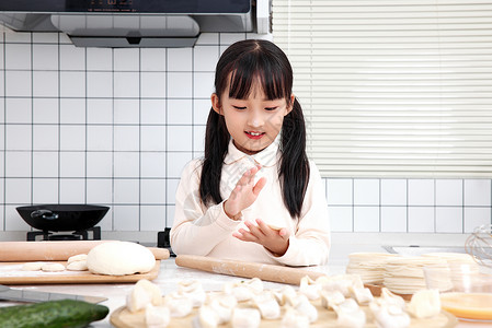 女孩学习包饺子高清图片