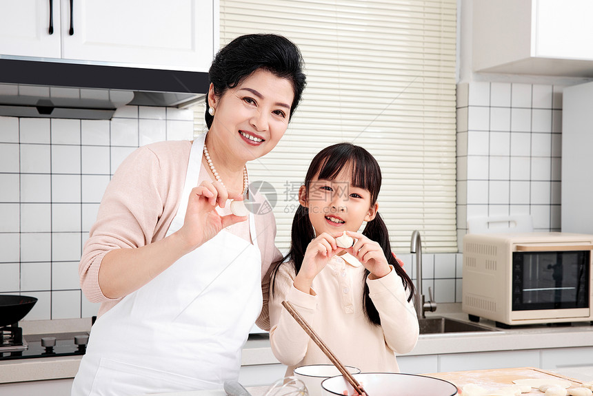 奶奶孙女厨房展示饺子图片