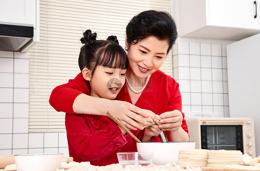 奶奶教孙女包饺子图片