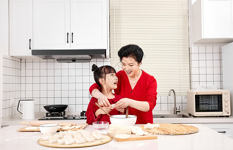 奶奶教孙女包饺子背景图片