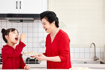 孙女吃刚煮好的饺子高清图片