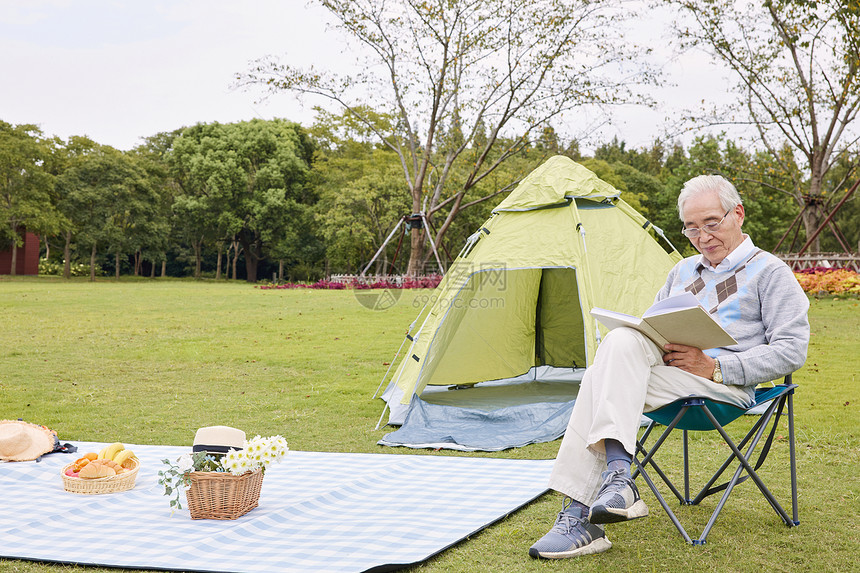 老年男性户外野餐看书图片