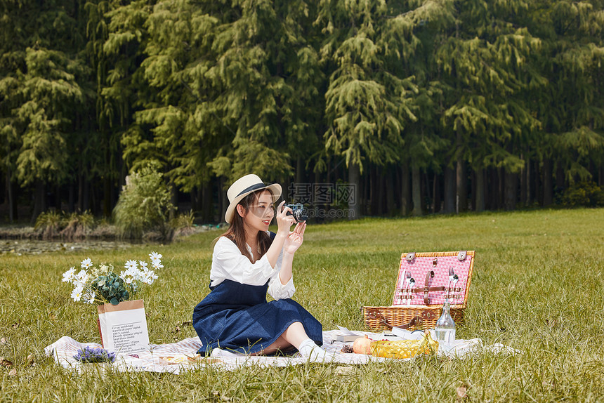 青年美女大学生户外郊游野餐拍照图片