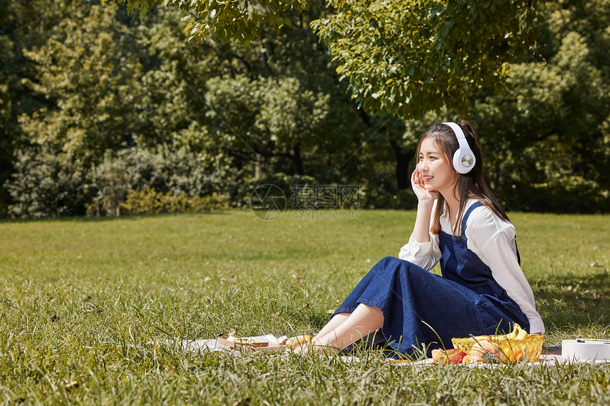 美女公园野餐戴耳机听音乐图片