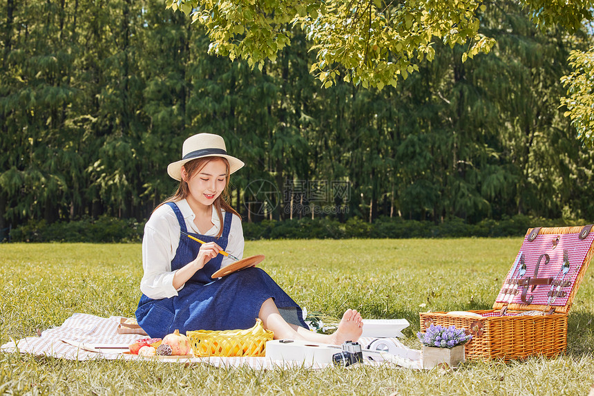 青年美女大学生户外郊游野餐图片