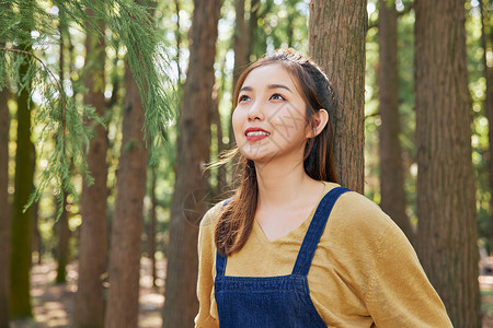 美女大学生森林公园游玩度假图片