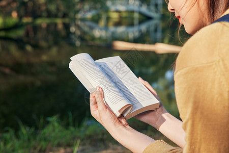 2人世界美女大学生公园湖边看书阅读特写背景