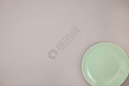 灰色背景下的中国传统陶瓷盘背景图片