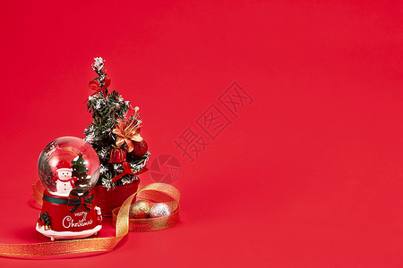 红色背景下的圣诞装饰品高清图片