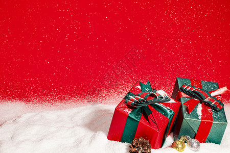 圣诞老人和雪人白雪下的圣诞装饰和礼物背景
