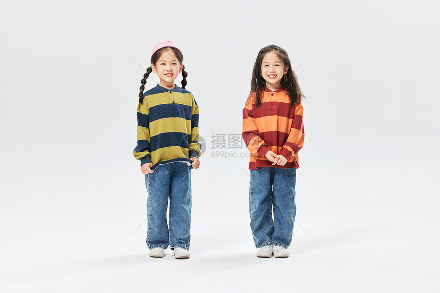双胞胎小女孩快乐陪伴图片