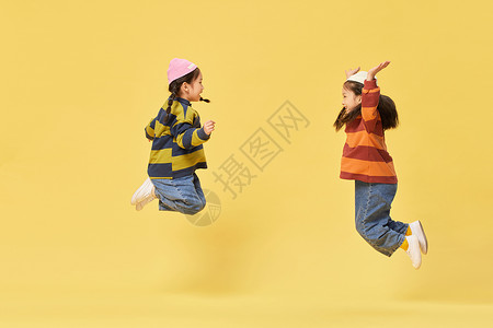天真可爱双胞胎姐妹小女孩跳跃背景图片