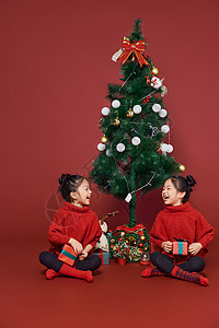 圣诞儿童双胞胎小女孩过圣诞节拿礼物盒背景
