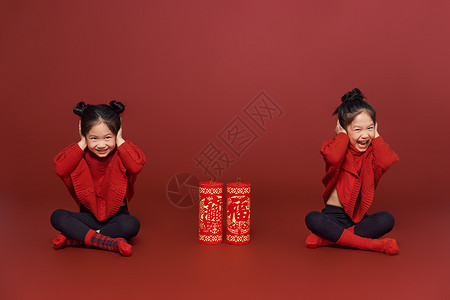 儿童爆竹双胞胎女孩捂耳朵新年背景
