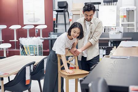 购物挑选商品的新婚夫妻高清图片