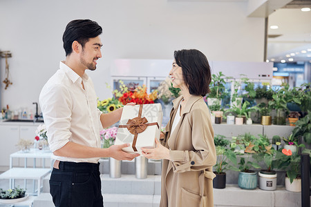 求女友男性给女友准备惊喜礼物背景