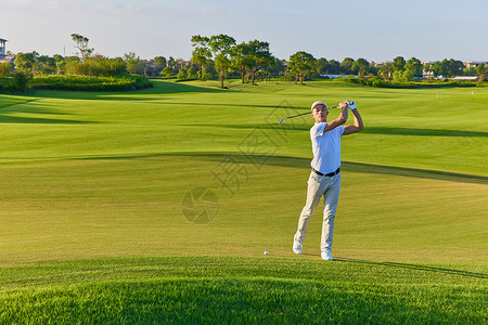 打高尔夫的男性挥杆动作背景图片