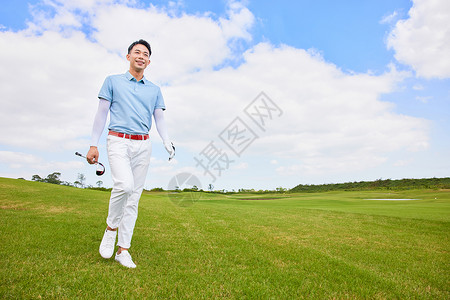 走在草原中走在高尔夫球场的男性背景