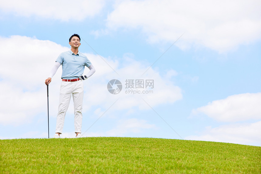 打高尔夫球的男性形象图片
