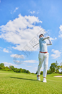 打高尔夫的男性挥杆动作背景图片