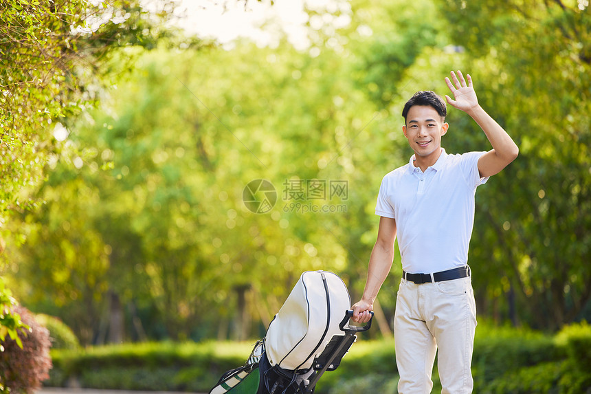 打高尔夫的男性伸手打招呼图片
