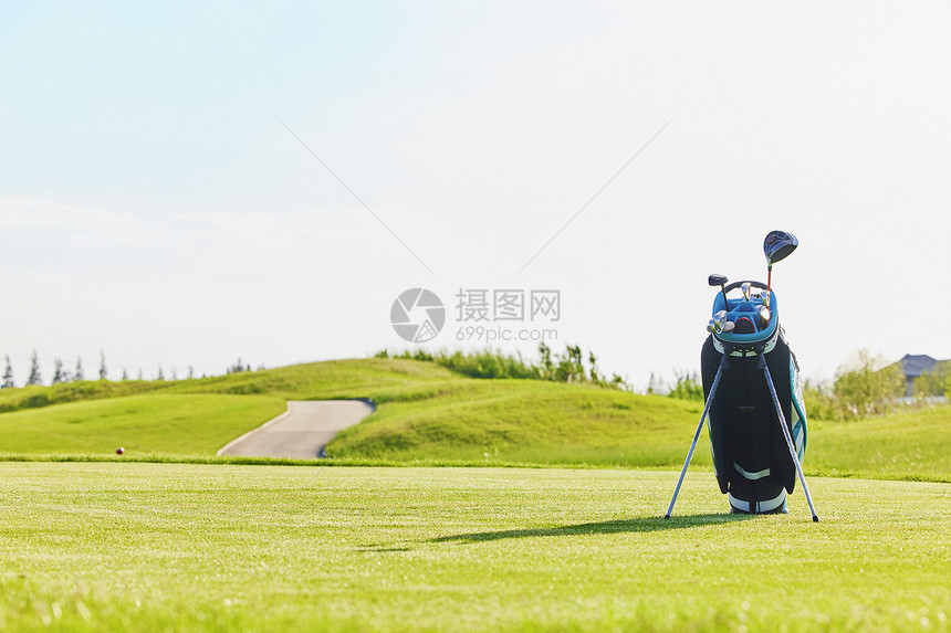 高尔夫球场草坪上的球杆静物图片