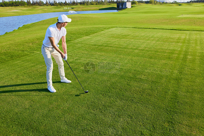 打高尔夫的男性发球动作图片