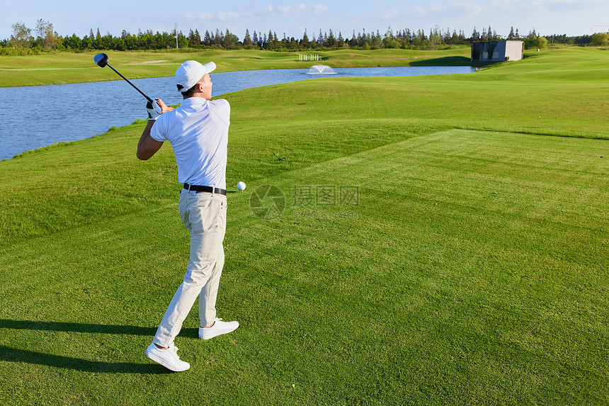 打高尔夫的男性挥杆动作图片