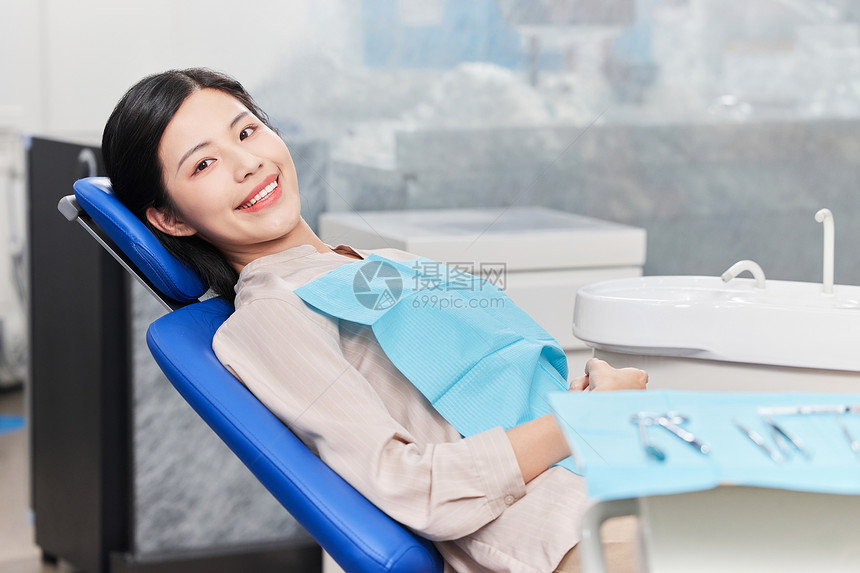 女患者治疗牙齿形象图片