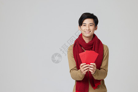 手拿红包的年轻男性图片