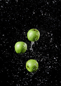 创意水果排列淋了水的新鲜青苹果背景