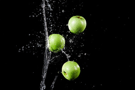 创意水果排列淋了水的新鲜青苹果背景
