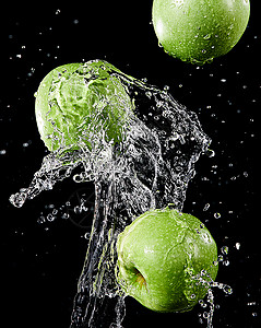 食物创意海报淋了水的新鲜青苹果背景