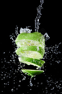 食物创意海报淋了水的新鲜青苹果片背景